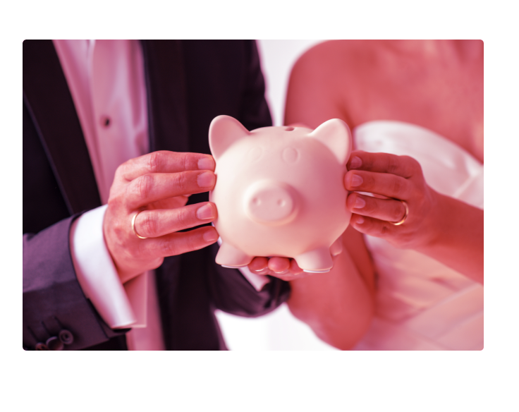 Noivos segurando um porquinho de dinheiro para economizar no casamento
