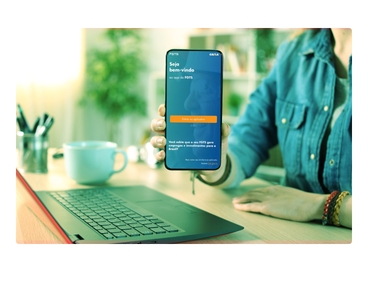 Mulher mostrando o aplicativo do fgts para acesso
