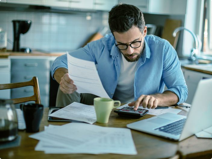 homem vendo suas dívidas e procurando formas práticas para quita-las