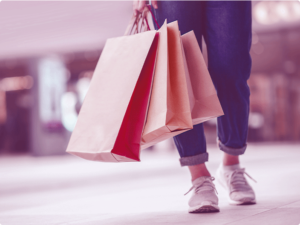 mulher segurando sacolas de compras
