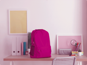 quarto com bolsa com o rosa serasa