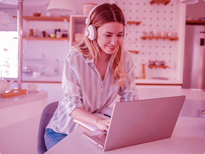 mulher utilizando o notebook para ver os cursos gratuitos de gestão financeira