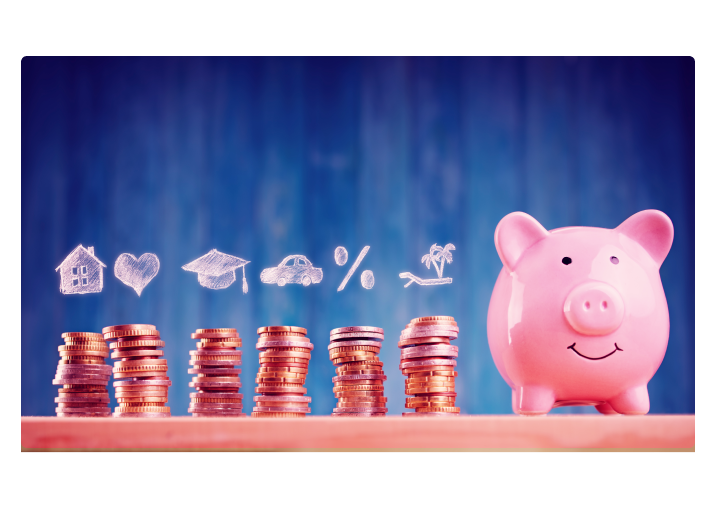 imagem de um cofre de porquinho rosa com pilhas de moedas representando os conteúdos da trilha financeira Serasa