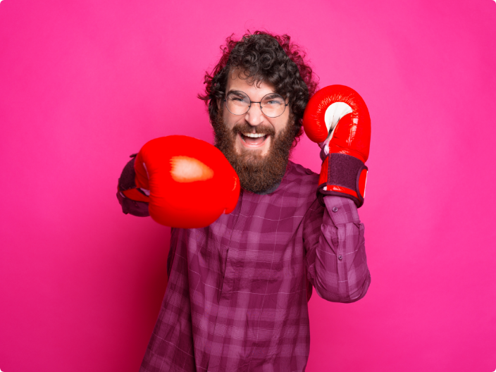 Homem com luva de boxing fazendo um golpe