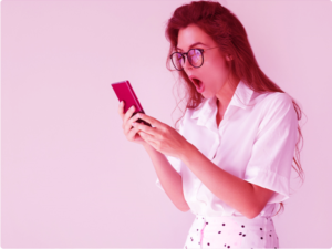 mulher sendo vitima de golpe telefonico