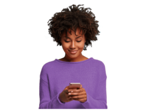 moça mexendo no celular navegando no blog do serasa premium