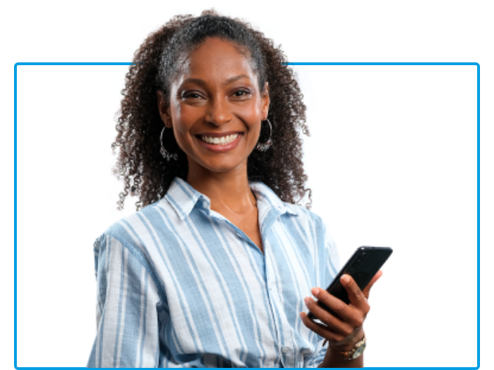 mulher negra ao telefone na tela do aplicativo do serasa limpa nome