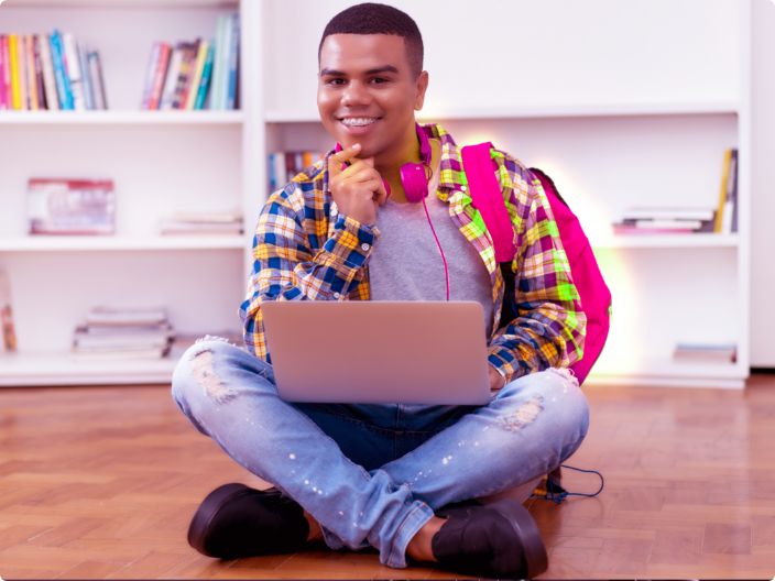 menino com notebook e com cara de dúvida