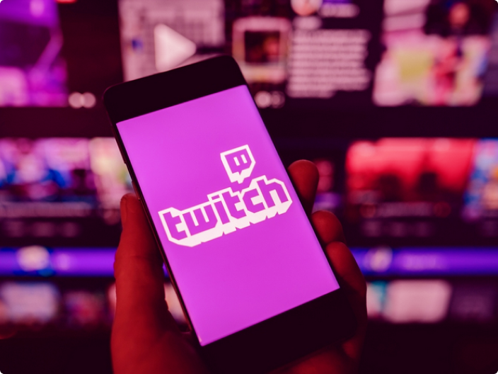 celular na mão mostrando o logo da twitch