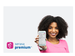 Mulher com o celular logado no aplicativo do serasa premium para mostrar motivo para assinar e proteger seus dados