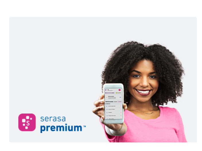 Mulher com o celular logado no aplicativo do serasa premium para mostrar motivo para assinar e proteger seus dados