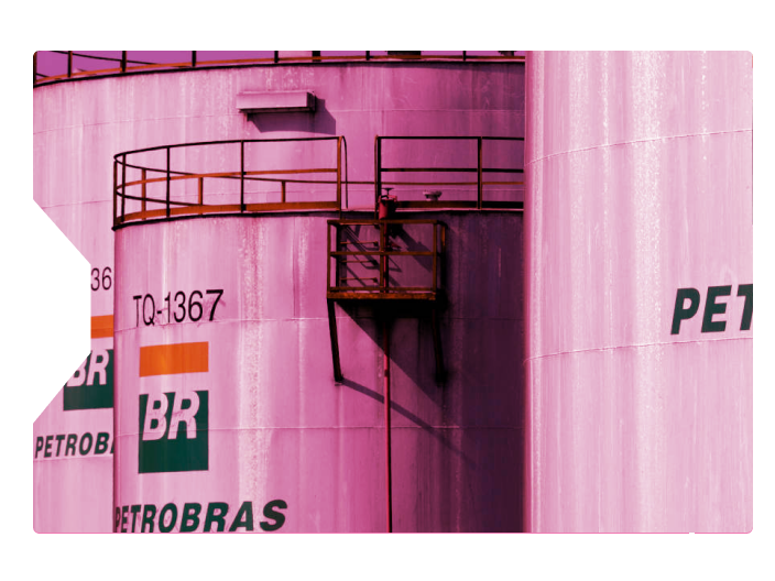Imagem de tanques de petróleo da Petrobras
