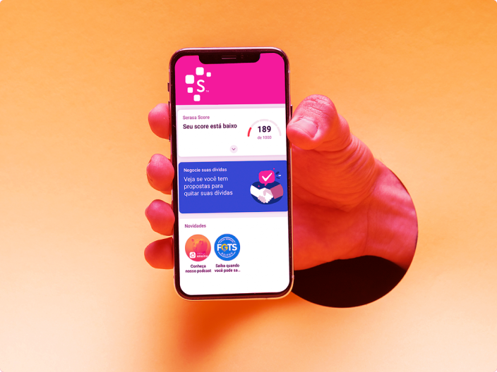 Celular logado no aplicativo da serasa para mostrar que agora o aplicativo está avisando sobre as variações de pontuação do serasa score