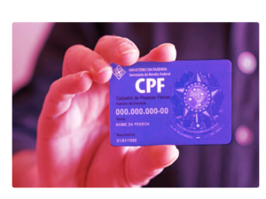 Segurando documento de CPF e vendo as dicas de como evitar que o documento seja clonado