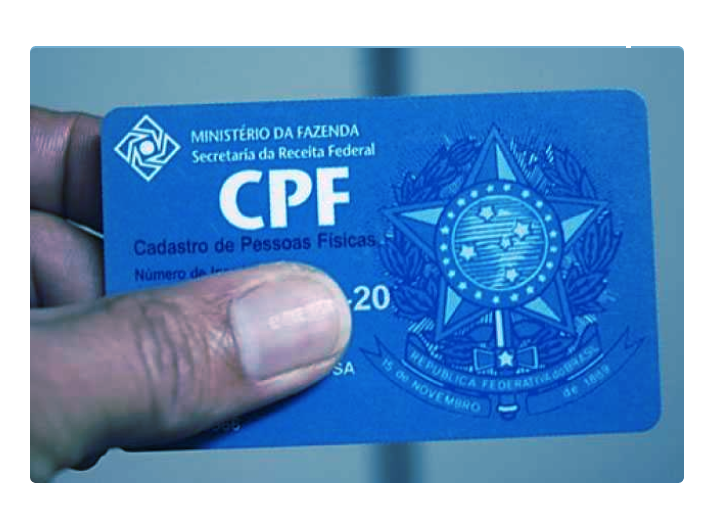Homem segurando cartão de CPF para ilustrar o artigo que fala sobre cpf negativado