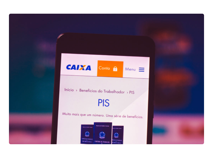 Celular logado no sistema da caixa para ver o calendário pis 2022 e ver quem recebe