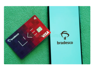 Cartão ao lado do celular logado na área do bradesco para ilustrar o artigo com dicas para conseguir o cartão de crédito bradesco