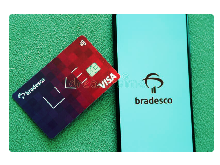 Cartão ao lado do celular logado na área do bradesco para ilustrar o artigo com dicas para conseguir o cartão de crédito bradesco