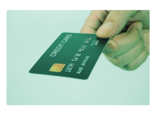 Segurando um cartão preto e vendo todos os benefícios no artigo do Serasa Crédito para você saber tudo sobre o desejado black.