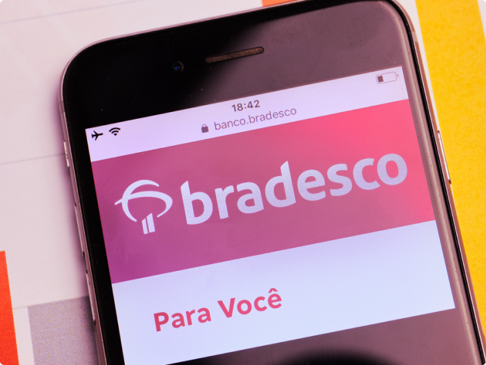 Celular logado na área do bradesco para ilustrar o artigo da serasa premium que ensina como cadastrar chave de segurança