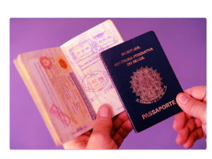 Homem com o seu passaporte em mãos para ilustrar o artigo de como consultar seu passaporte passo a passo
