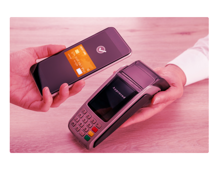 Homem utilizando a funcionalidade do pagamento por aproximação via seu celular