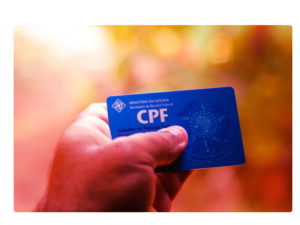Homem com documento de cpf na mão com a dúvida de saber quem consultou o seu documento