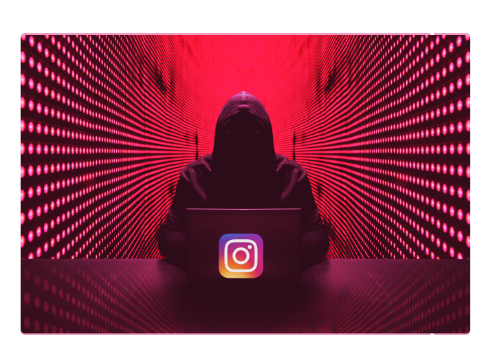 Hacker em seu notebook já utilizando formas para invadir um instagram