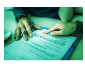 Homem vendo um contrato de empréstimo e vendo tudo que ele precisa saber