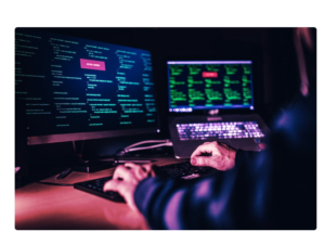 Hacker utilizando o dark online e a deep web