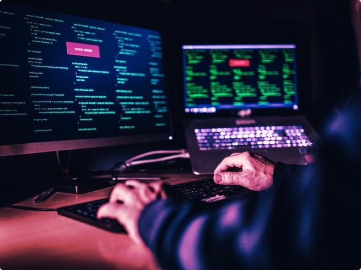 Hacker utilizando o dark online e a deep web