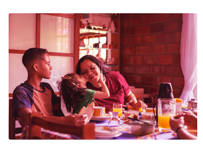 Mãe com os seus filhos todos reunidos no café da manhã para comemorar o dia das mães a aproveitar bastante a data