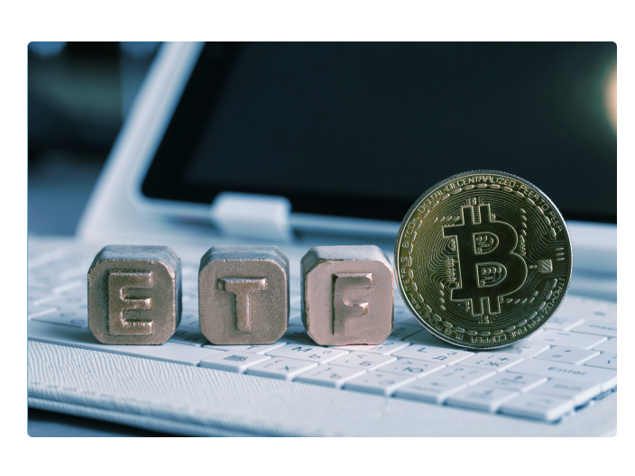 Moeda de um bitcoin ao lado da sigla ETF para ilustrar o artigo aonde fala o ETF de criptomoedas o que são e melhor para para investir