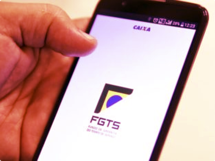 Celular logado na área de FGTS para falar sobre o empréstimo do saque aniversário e falando se vale a pena