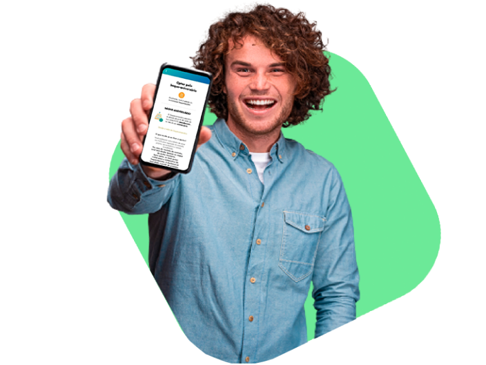 Homem segurando o celular no app da caixa para fazer o empréstimo de antecipação do FGTS