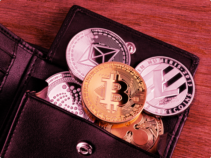 Carteira cheia de moedas cripto ilustrando o artigo que fala sobre o ABC das criptomoedas, ativos, bitcon e chain.