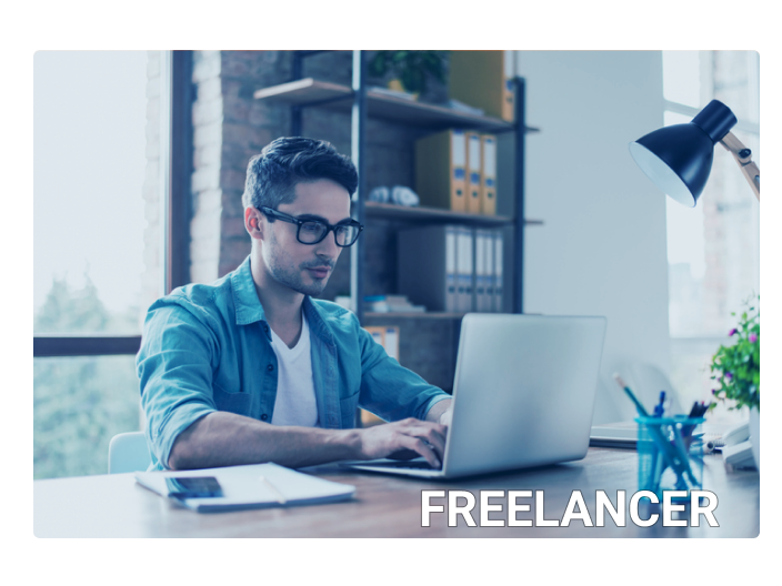 Homem em sua casa fazendo seu trabalho como freelancer em sua área