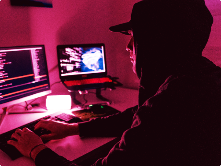 Hacker especialista em fraudes financeiras se preparando para aplicar golpes on-line