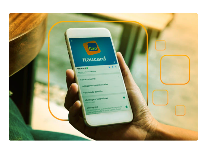 Homem segurando o whatsapp do itaú para ver os planos para o seguro do seu cartão de crédito itaú