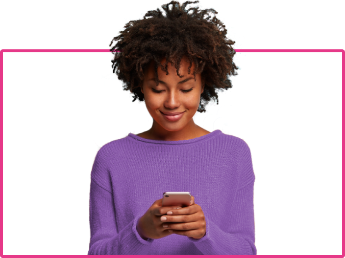 Menina olhando para o celular sorrindo ilustrando a modelo do site principal da serasa premium