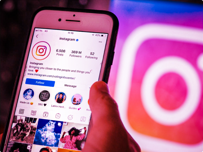 Homem em seu celular mexendo em sua conta no instagram e vendo os principais golpes no instagram e como se proteger