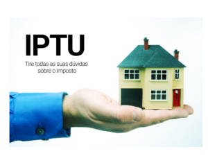 Homem segurando mini casa ilustrando o artigo sobre IPTU para tirar todas as dúvidas sobre o imposto