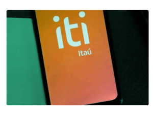 Celular na tela do aplicativo iti itaú para ilustrar o artigo da Serasa eCred que fala sobre seus prós e contras