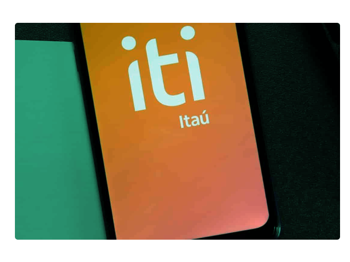 Celular na tela do aplicativo iti itaú para ilustrar o artigo da Serasa Crédito que fala sobre seus prós e contras