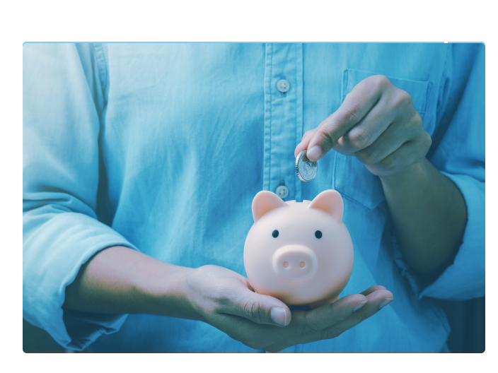 Homem colocando dinheiro em um porquinho e organizando sua vida financeira com 4 passos que leu no artigo da serasa