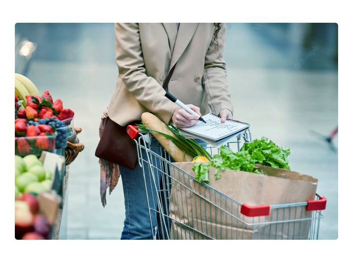 Mulher com uma lista de compras no supermercado fazendo o melhor custo beneficio seguindo o artigo do serasa