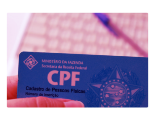 Mulher segurando seu documento cpf e vendo como funciona o sistema antifraude da serasa