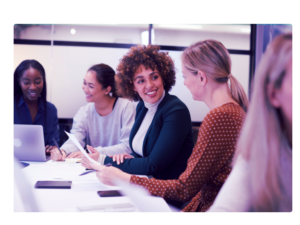 Mulheres empreendedoras conversando e discutindo algumas dicas para aumentar seus lucros no ano de 2022