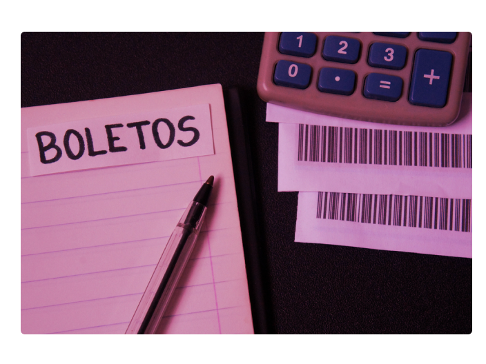 Papel com uma calculadora para ilustrar o artigo da serasa que fala sobre como pagar um boleto e todas as opções