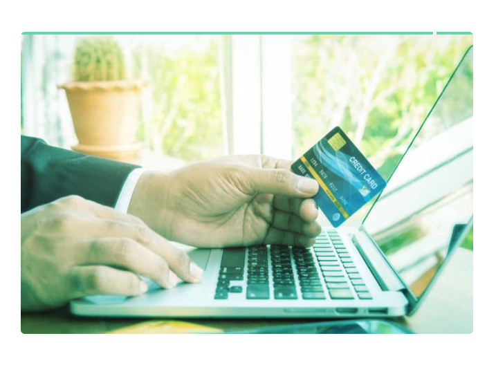 Homem com seu notebook e seu cartão de crédito entrando no site do correio e vendo como rastrear o seu outro cartão on-line.